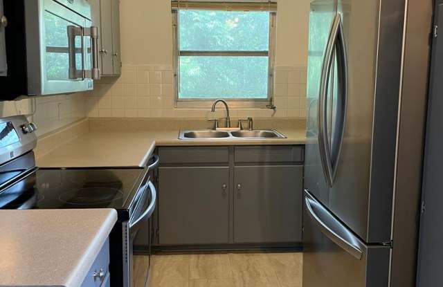 Fall Into Comfort! Spacious 3BR/2BA Upstairs Duplex Near TMH – COMING SOON Gallery 4