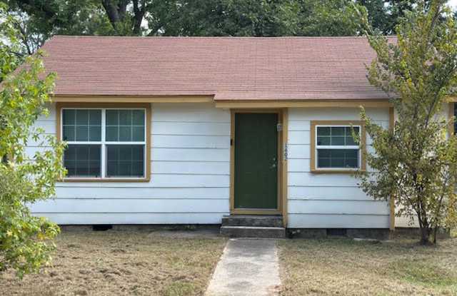 2-Bedroom Rental in the Heart of Pine Bluff - 1602 West 9th Avenue, Pine Bluff, AR 71603