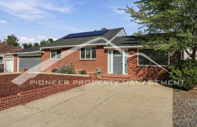 Charming Home with Washer/Dryer and Fenced in Yard Gallery 3