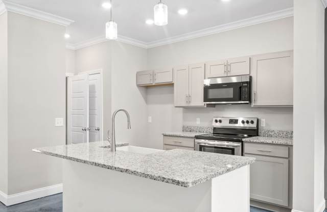 Single Family Home - Available and Move In Ready! Gallery 3