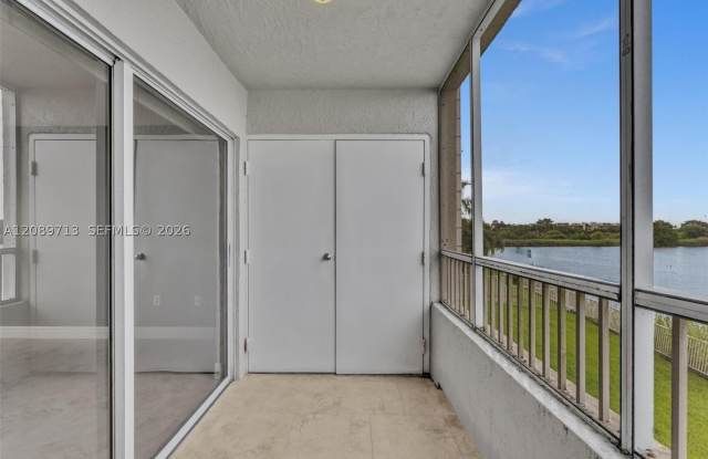 2811 N Oakland Forest Dr Gallery 4