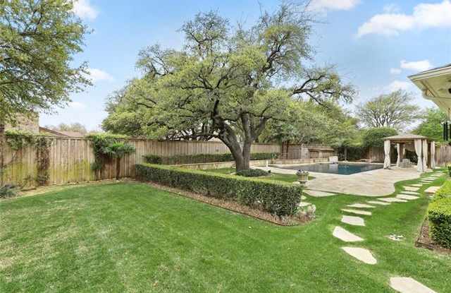 5210 Royal Crest Drive Gallery 3