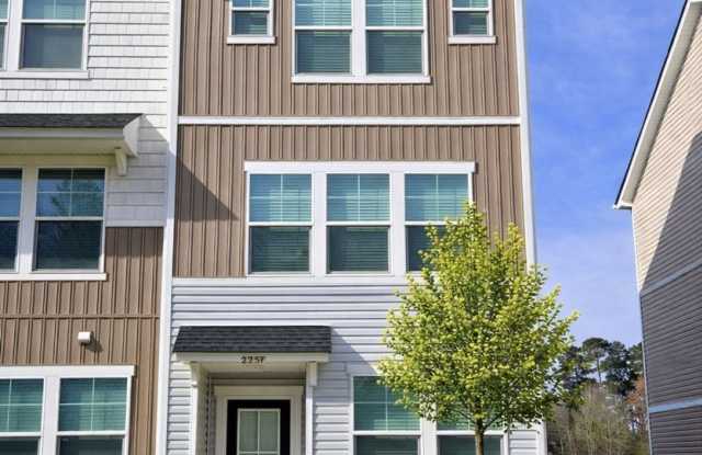 3-Bedroom, 3.5 Bath Townhome for Rent in Mooresville, NC | Attached Garage & Modern Kitchen Gallery 1