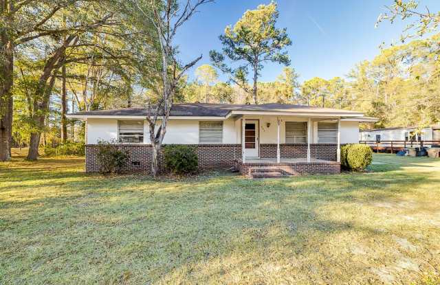 Charming 3-Bedroom 1.5 Bath Cottage-Style Bungalow with Open Floorplan and Kitchen Island - 845 Ebenezer Road, Effingham County, GA 31326
