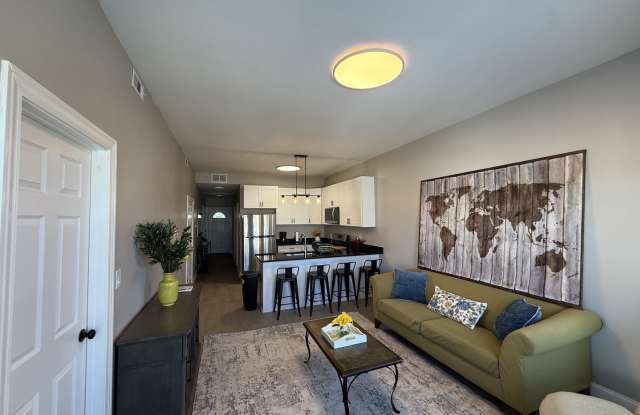 3049 N Avers Avenue Gallery 4