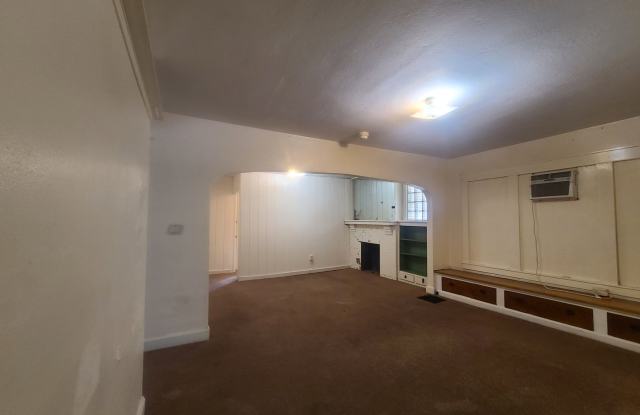 Large House - 3 Bedroom/ 2 Bathroom - Downtown Available 05/20/2025 Gallery 4