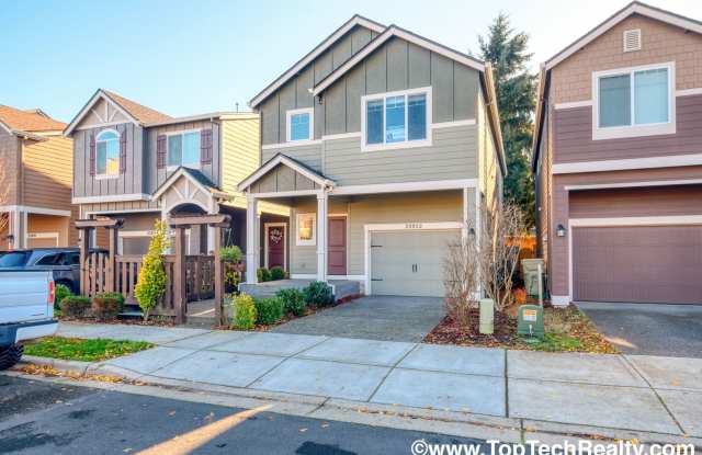 Lovely Home In A Excellent Location! 4 Bedrm 2.5 Bath **PET FRIENDLY!** photos photos
