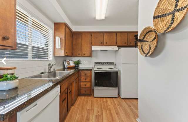 Adorable 2/1 Half-Plex w/Garage!  MUST SEE!!  Please read entire ad for viewings Gallery 4