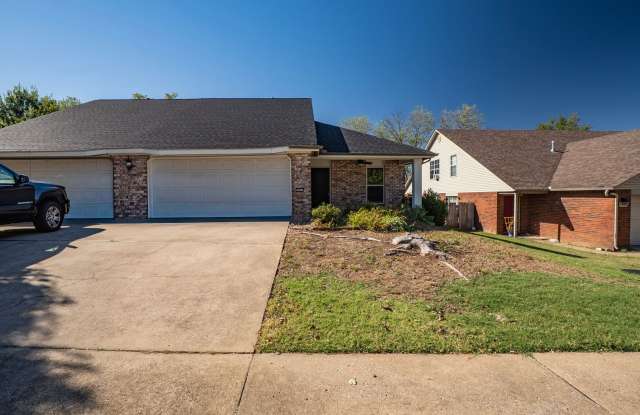 3 Bedrooms with 2 1/2 baths Fayetteville!!! - 1823 Pointer Lane, Fayetteville, AR 72701