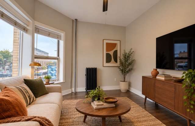 Renovated Logan Square 1BD — Block from the California Blue Line Gallery 3