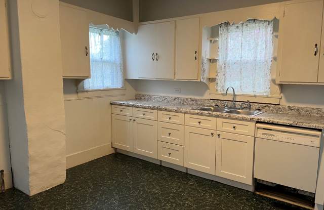 4 Bed, 1.5 Bath, Spacious Two Story Home Gallery 4