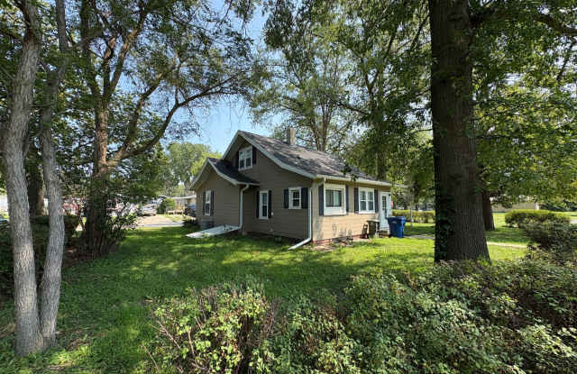 CRETE: Charming Home, 2 Stall Garage, Washer/Dryer Included Gallery 4