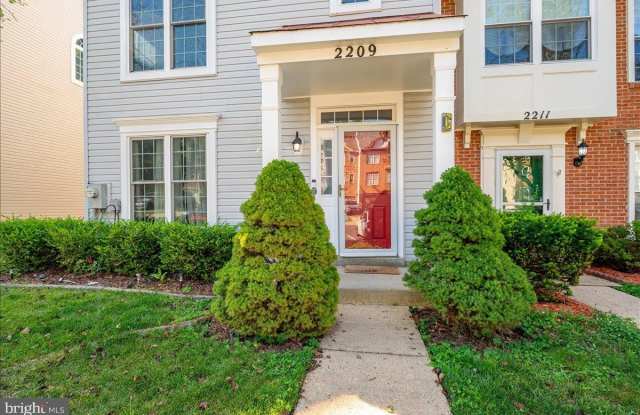 2209 COMMISSARY Circle Gallery 3