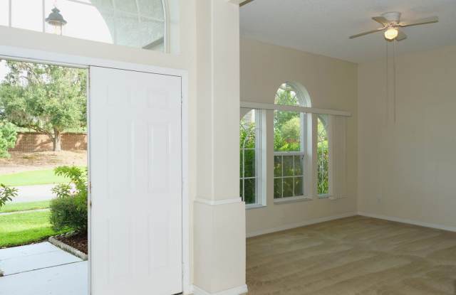 Beautiful, 3/2, single family, waterfront home with bonus room, in Hunter's Creek! Gallery 4