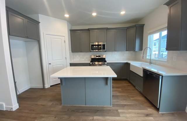 12863 S Quail Lake Dr - 12863 South Quail Lake Drive, Riverton, UT 84096