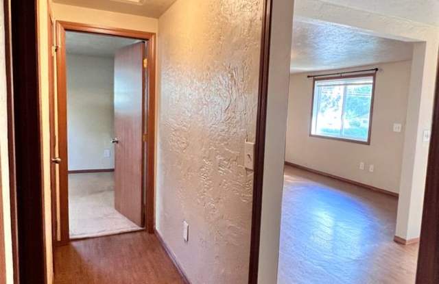 Spacious & Bright 2-Bedroom, 1-Bath upper-level fourplex- Two Weeks Free Rent for a Move In before October 1st! Gallery 4