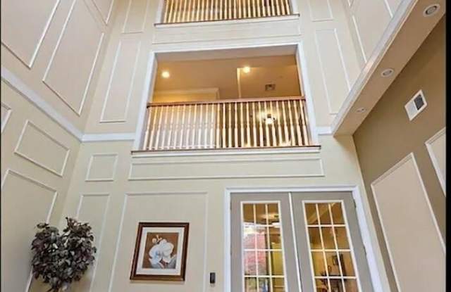 338 Sophee Lane Gallery 3
