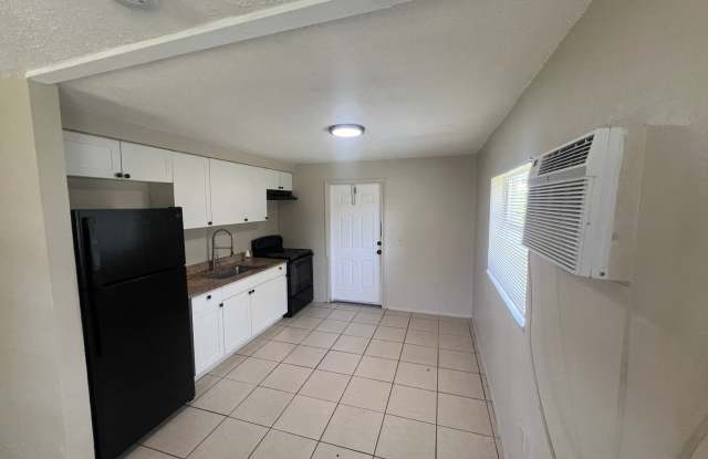 ** FOR RENT 2/1 READY FOR A LONG TERM TENANT -- FORT MYERS -- PET FRIENDLY ** photos photos