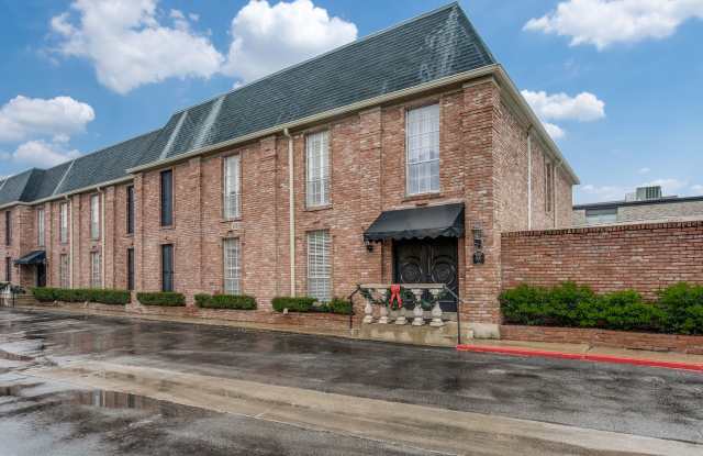 ALAMO HEIGHTS 2-BEDROOM CONDOMINIUM - 8033 North New Braunfels Avenue, San Antonio, TX 78209