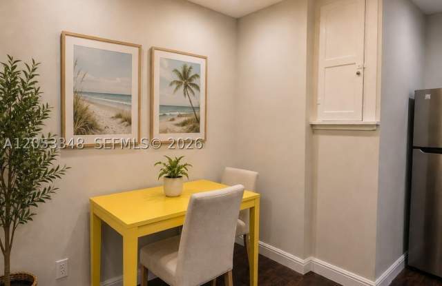 1008 N 18th Ct Gallery 2