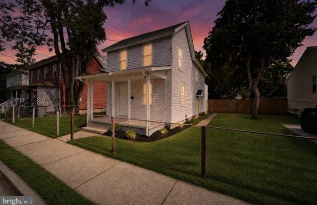 210 W BUCK Street Gallery 1