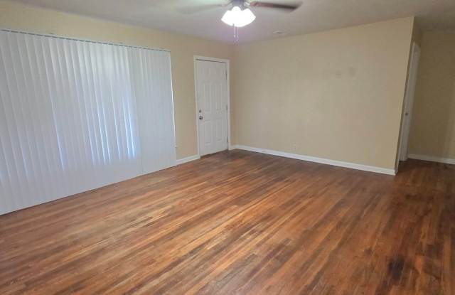 Southeast 2 BR house! 1 car garage! $995! Gallery 3