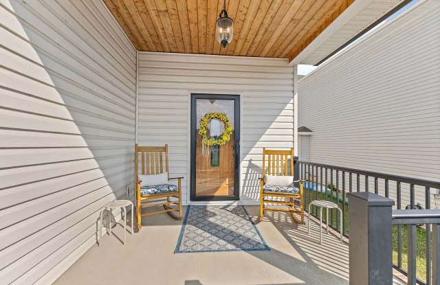 Beautiful home with 3br, 2.5 bath and 2 car garage Gallery 3