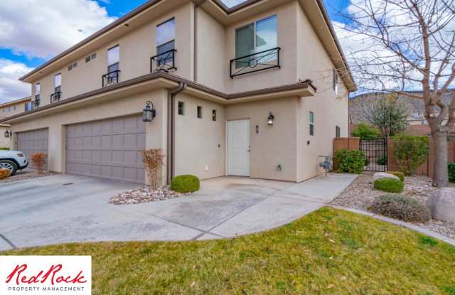 Spacious 4 Bedroom Townhome Gallery 1
