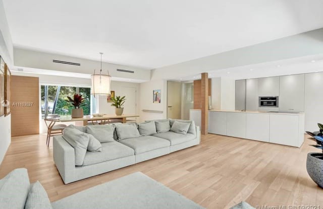 4235 N Bay Rd - 4235 North Bay Road, Miami Beach, FL 33140