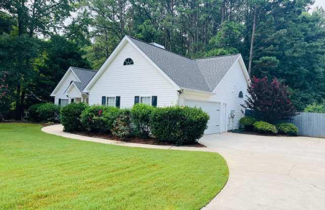 Wow! Check out this charming 3-bedroom, 2-bathroom home located in Sharpsburg! Gallery 3