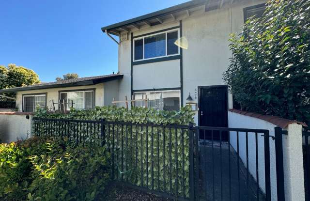 2 Bedroom/1.5 Bathroom Townhouse Available in Union City!! photos photos