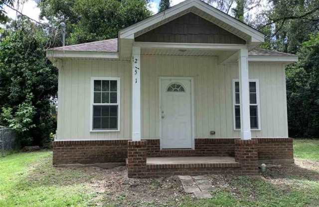 1 bed 1 bath bungalow minutes from FSU!! Available August 2026! photos photos