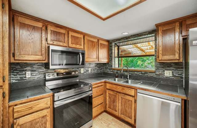 3-bed/2.5-bath Tri-Level Home on Lea Hill! Gallery 3