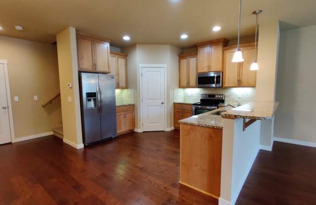 PENDING APPLICATION; Modern 3BD Town Home - Brand New Carpet Gallery 4