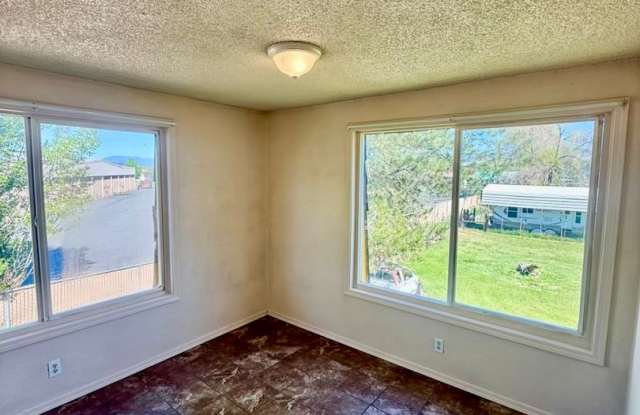2 Bedroom / 1 Bathroom Upstairs Unit with flexible lease terms Gallery 3