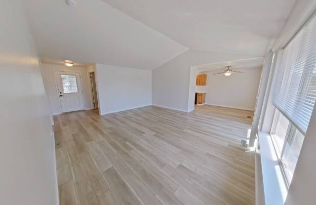 4 bedroom on a large corner lot Gallery 3