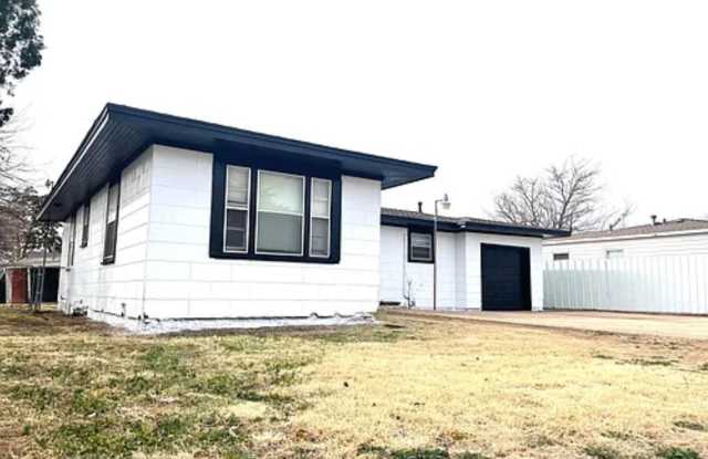 Affordable 2BR Gem with Garage - 1305 38th Street, Lubbock, TX 79412