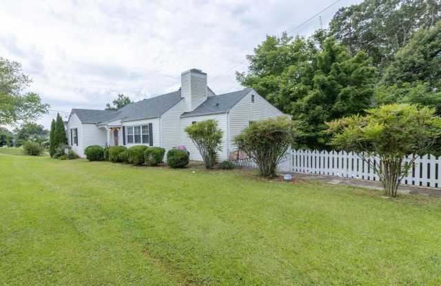 COMING SOON! Charming 3 bedroom 1.5 bathroom for rent! Gallery 1