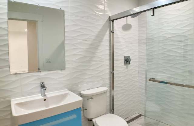 REMODELED 1/1. In-Unit W/D! Dishwasher! Roof Deck! Bay Windows! Gallery 3