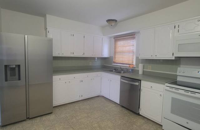 4 bedroom 3.5 bathrooms townhouse in Kempsville. photos photos