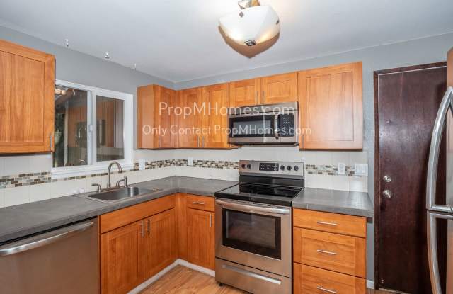 Beautiful Three Bedroom Home w/ Fenced Yard - Garden Home Gem! photos photos