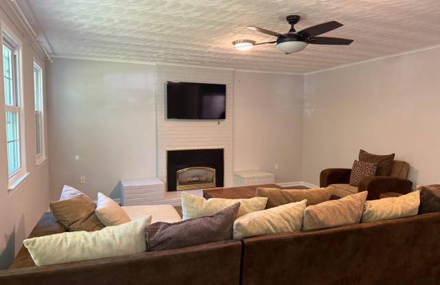 12212 REDWOOD Court Gallery 2