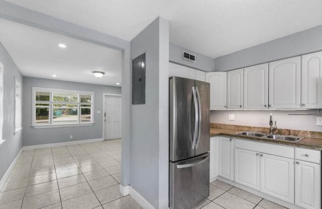 Charming 2-Bedroom Duplex with Private Backyard & Jacuzzi – 116 4th Street Gallery 1