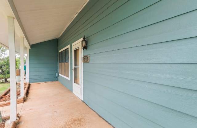 Renovated 3-Bed Gem with Modern Touches Near Quail Springs! photos photos