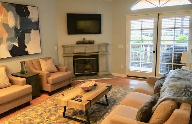 Gorgeous fully furnished 3 bedroom, 2 bath in quiet Hillcrest location! photos photos