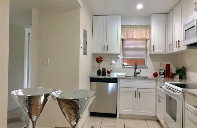 3001 W ROLLING HILLS CIR - 3001 W Rolling Hills Cir, Davie, FL 33328