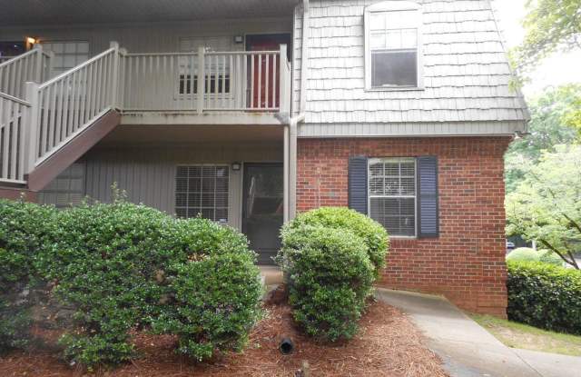 MAIN LEVEL END UNIT OVERLOOKING POOL! - 3818 Country Club Road, Winston-Salem, NC 27104