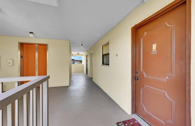 2304 S CYPRESS BEND Drive Gallery 3