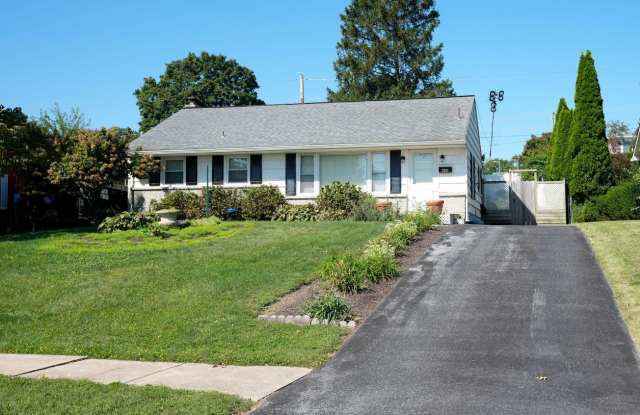 Charming Elizabethtown Home with Hardwood Floors, Finished Lower Level & Spacious Backyard photos photos