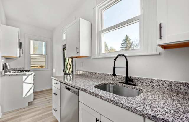 Stunning 3 bedroom home in Carrick available August 1! photos photos